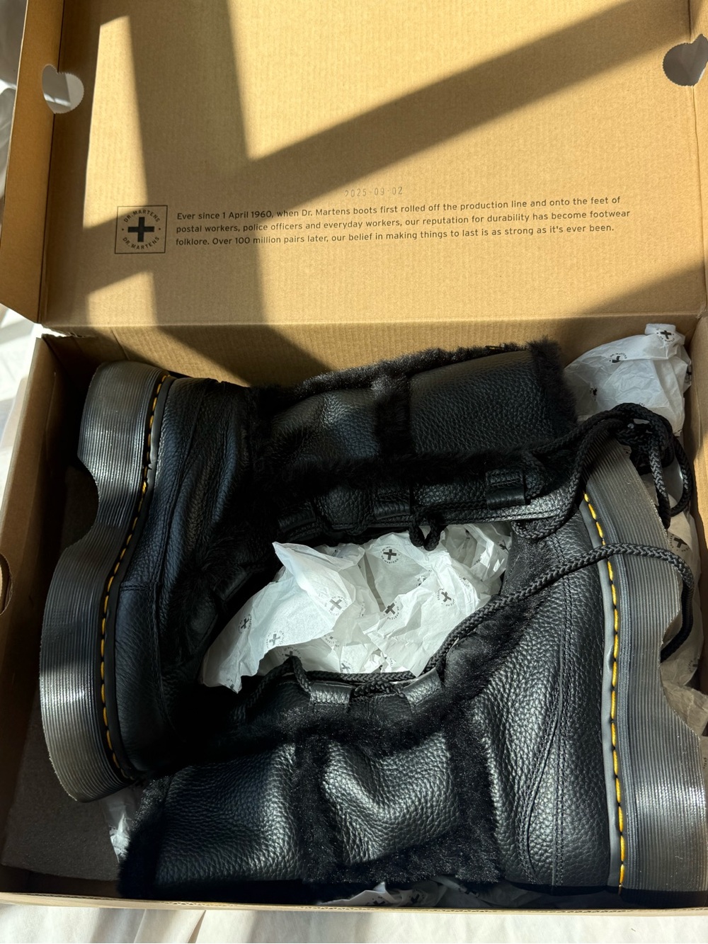 Black Dr. Martens Buzz Grizzly Lace Up Fur Lined boots Size 6 - Picture 10 of 10